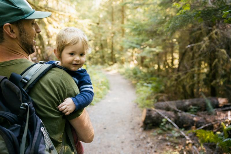 couple-hiking.